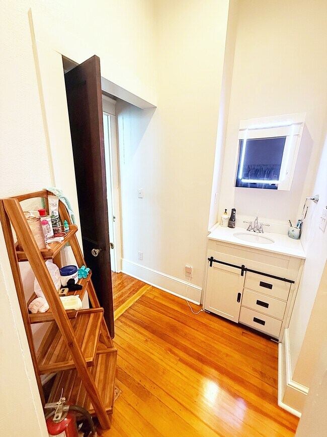 Foto del edificio - 205 Russell St