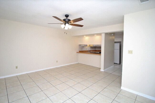 Building Photo - NE Pensacola 2 story  updated townhouse ne...