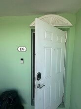 Building Photo - 2124 NE 5th Ave