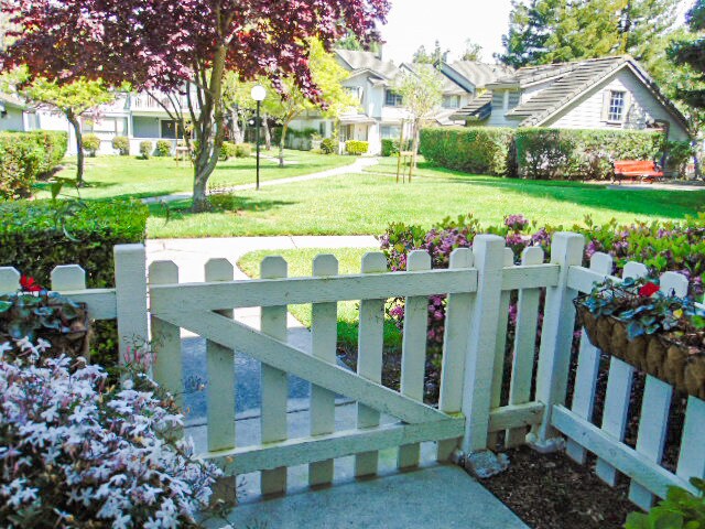 Building Photo - Top Notch Townhome in the desired Ardenwoo...