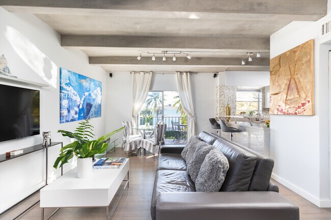 Lofty like feel. - 750 Michigan Ave
