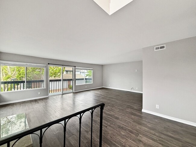 Building Photo - Spacious 3BD/2.5BA Townhouse in La Jolla W...