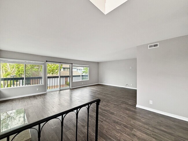 Foto del edificio - Spacious 3BD/2.5BA Townhouse in La Jolla W...