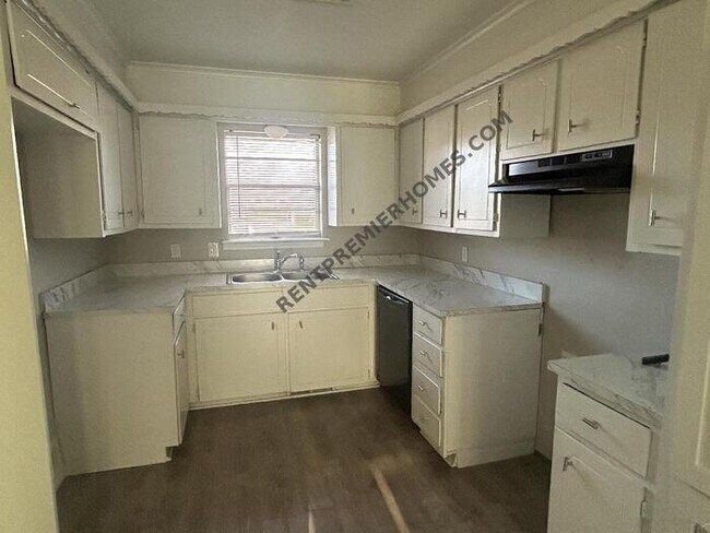 Building Photo - 9310 East 49th St. Tulsa OK 74145