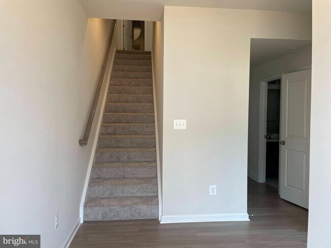 Building Photo - 2523 Gatwick Ln