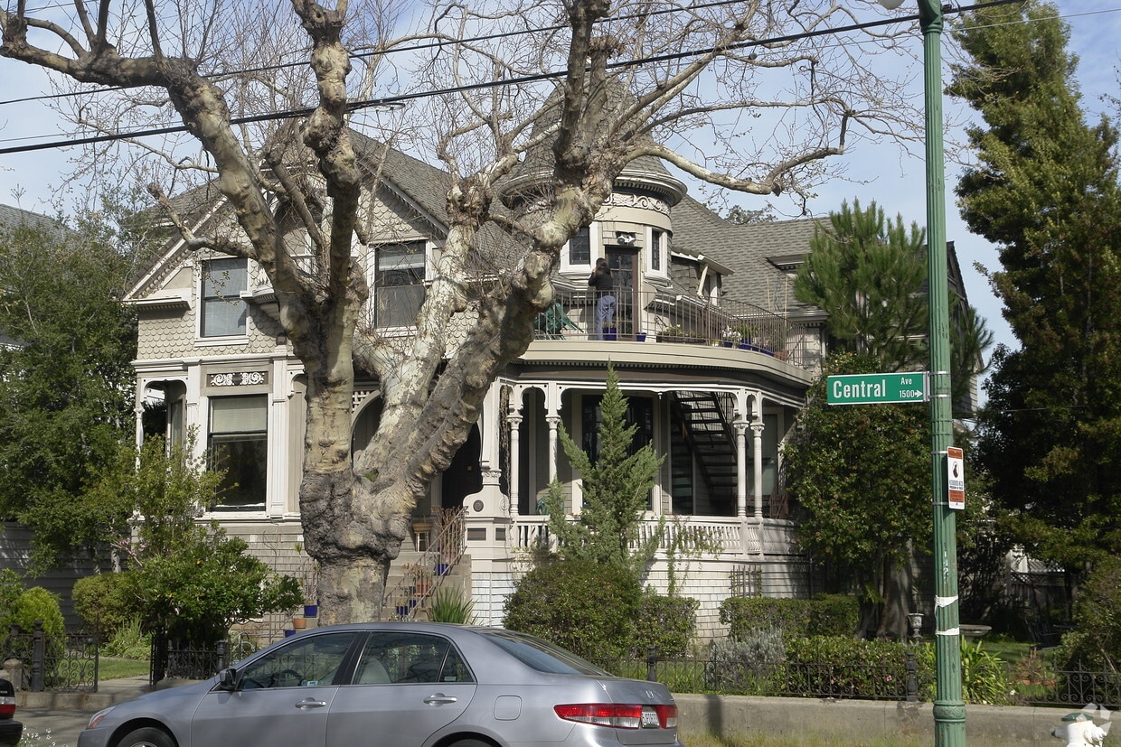 Building Photo - 1423 Central Ave