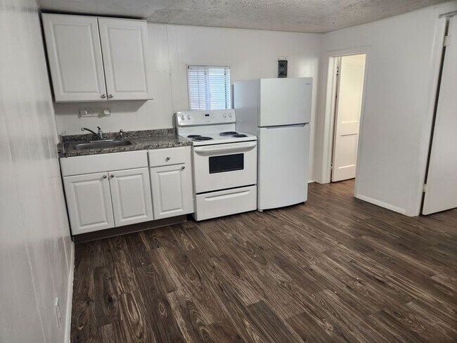 Foto del edificio - 1 Bedroom ground level apartment available...