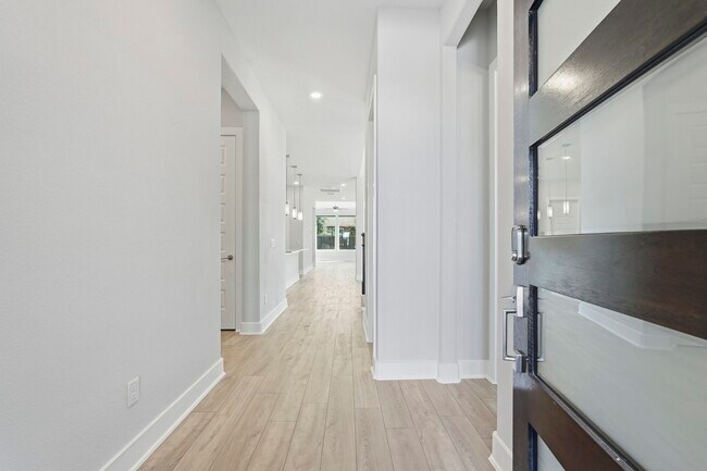 Foto del edificio - 15822 Pilot Knob Dr