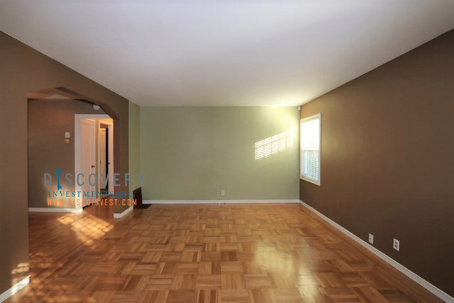 Building Photo - 680 33rd St