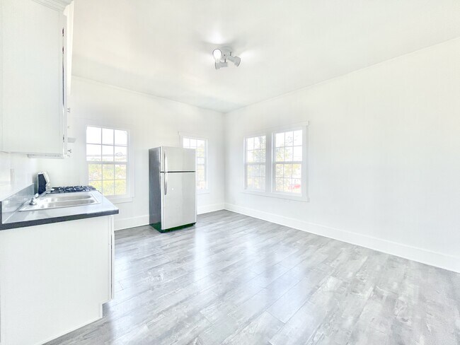 Building Photo - 738 W 56th St