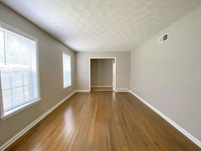 Building Photo - Large 3 bed, 2 bath home near Raines and I...