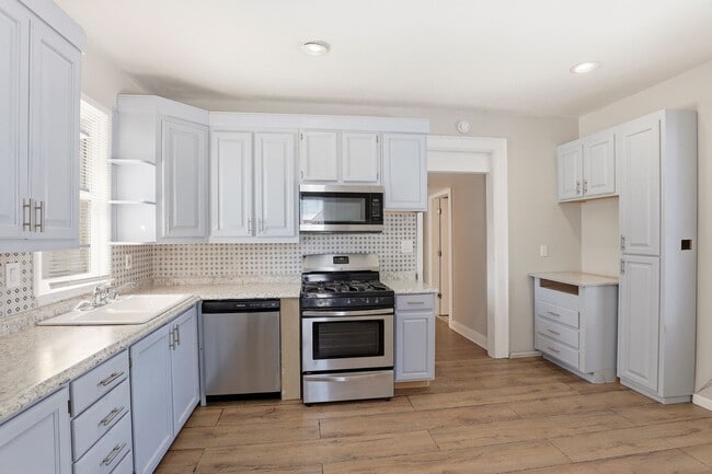 Building Photo - 5 Bedroom House in Manitowoc