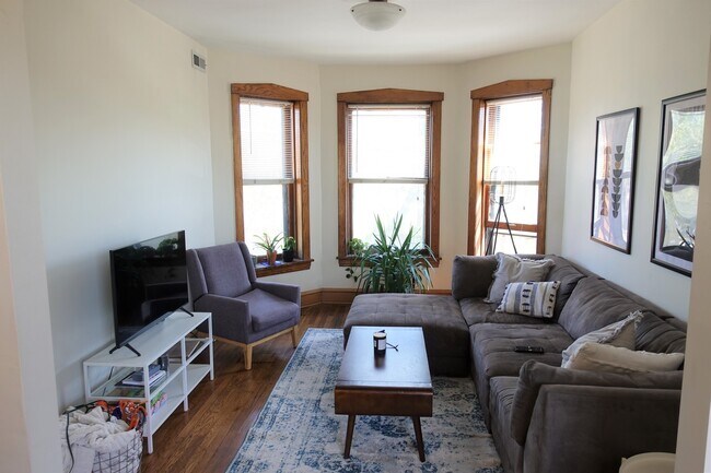 Building Photo - 2116 N Oakley Ave