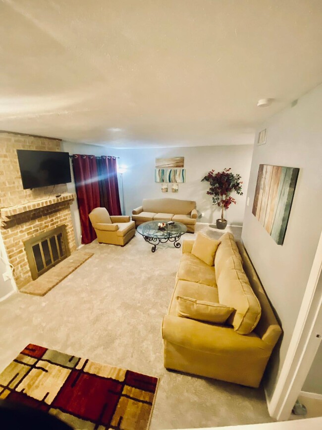 Foto del edificio - 232 Rolling Hills Pl