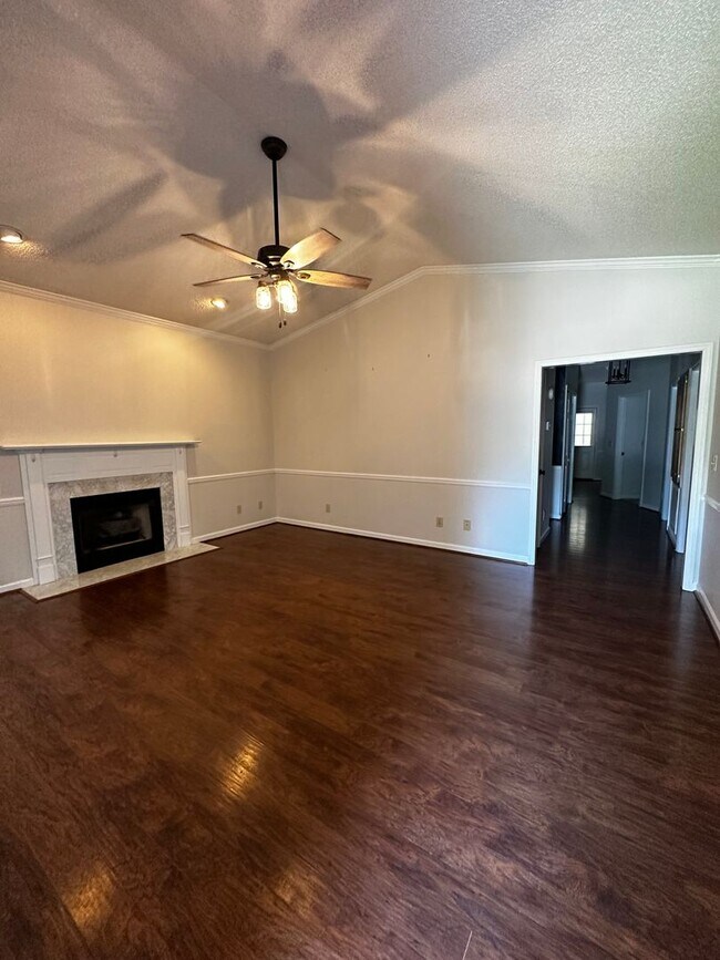 Building Photo - 1405 Holly Hill Ln