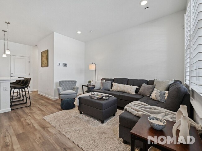 Building Photo - 2 Bedroom Townhome in Highlands Ranch