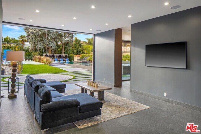 Foto del edificio - 5415 AMESTOY Ave