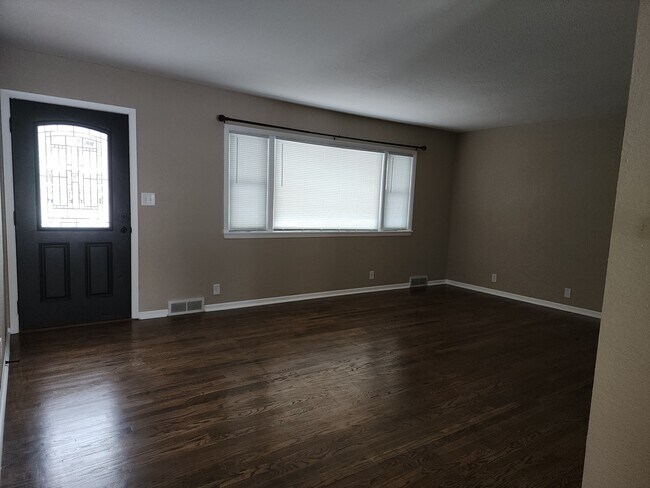 Foto del edificio - 1702 Clark Ave