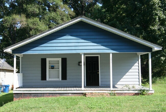 Foto del edificio - Your Own Home and Yard Centrally Located 3...