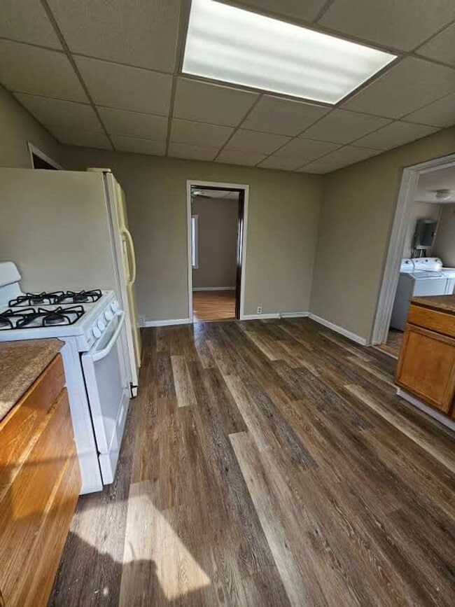 Building Photo - Charming 2 Bedroom 1 Bath Home