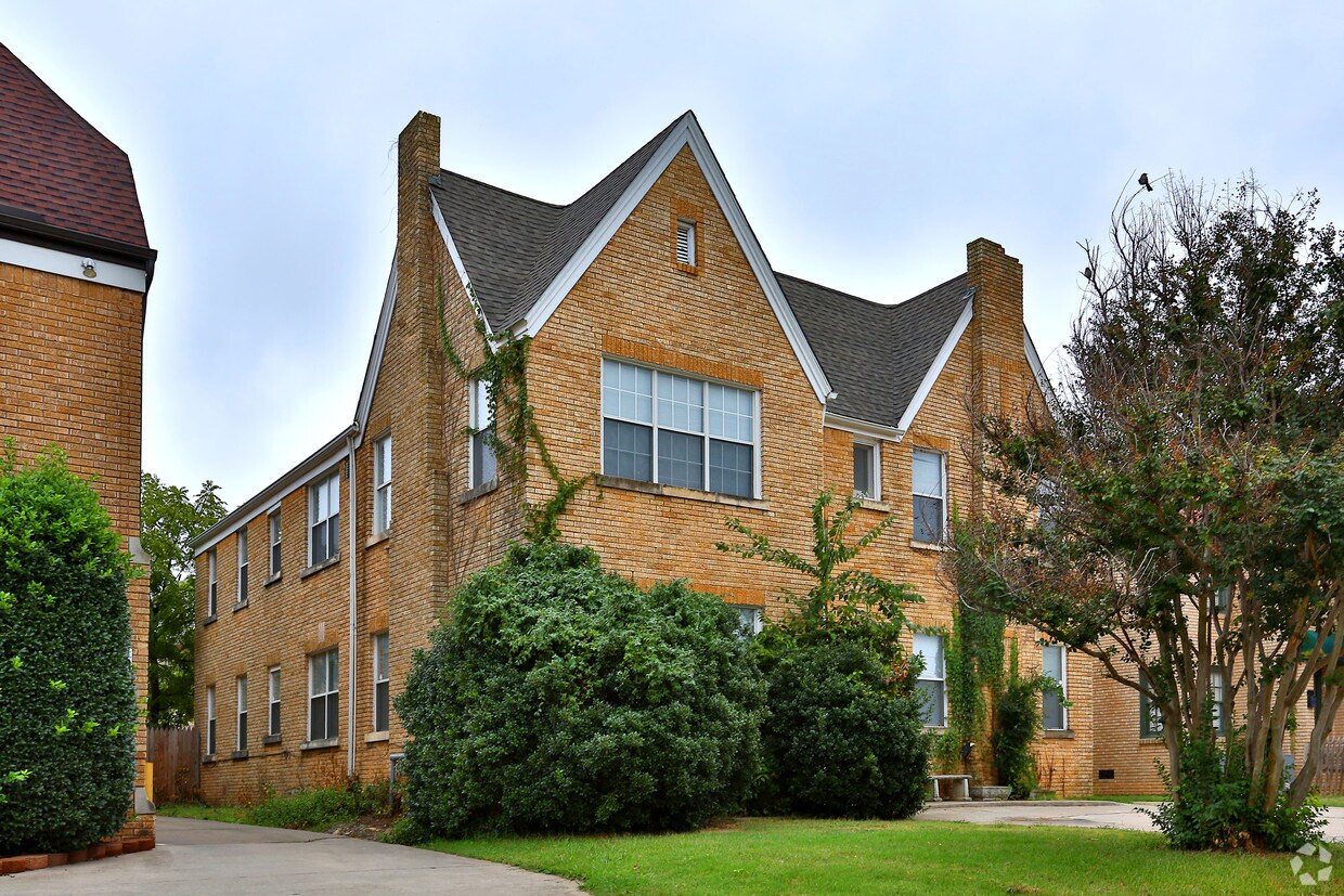 Building Photo - 3316 N Robinson Ave