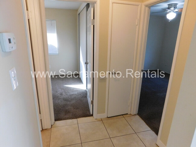 Building Photo - 9837 Lincoln Village Dr