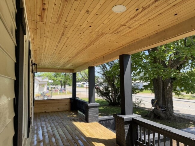 Foto del edificio - 618 E Gentry Ave