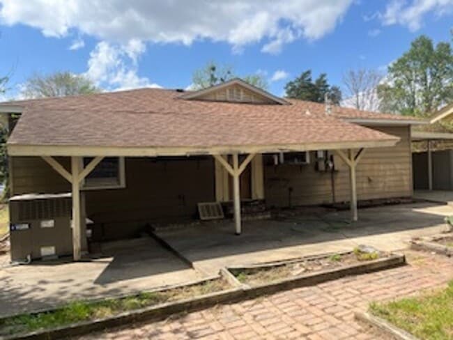 Foto del edificio - Two Bedroom/One bath home/Extra room off the carport for bedroom