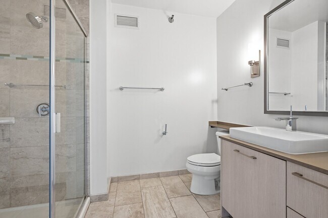 Building Photo - 357 W Hubbard St