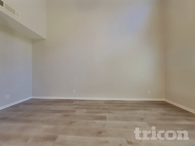 Building Photo - 2345 Village Green Dr