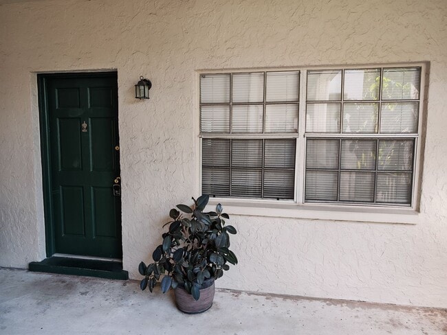 Building Photo - Charming 2-Bedroom Home in an Unbeatable L...