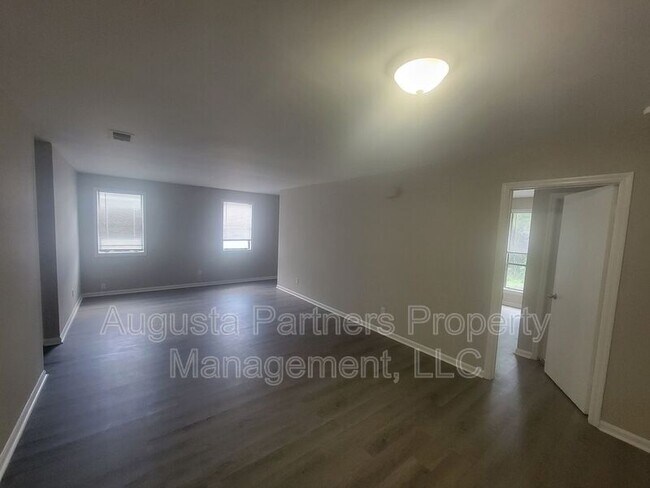 Foto del edificio - 1546 Hamilton Dr