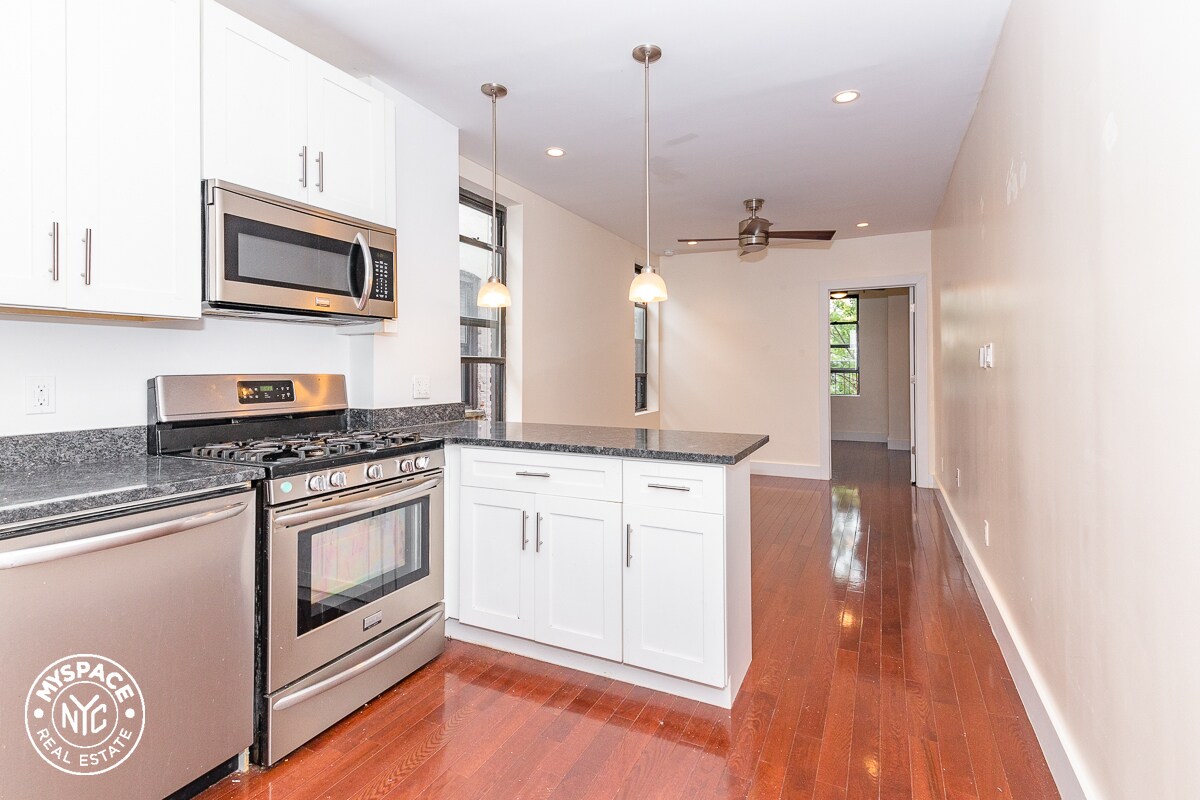 Primary Photo - 223 Bainbridge St