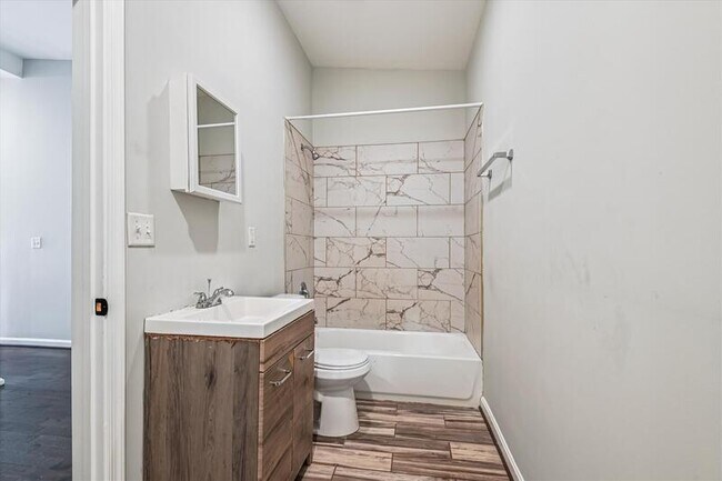 Photo - 1324 W Lombard St Apartment