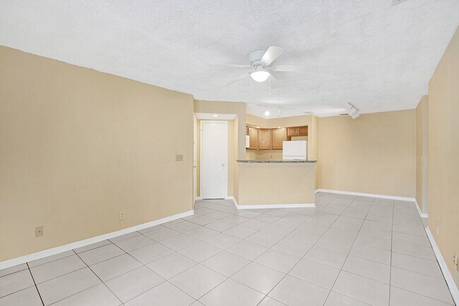 Foto del edificio - 3420 Pinewalk Dr N