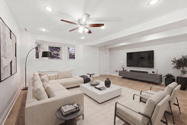 Living Room - 3327 N Kenmore Ave
