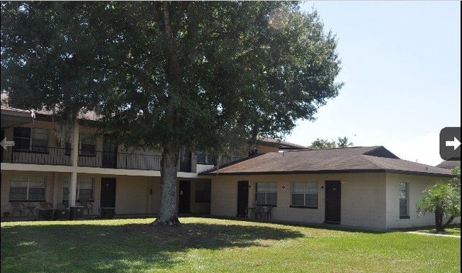 Building Photo - Colonial Square Apartments