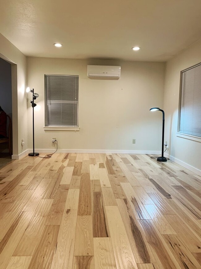 Building Photo - Remodeled and Roomy 2 bed