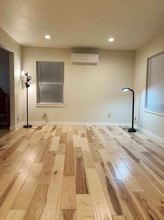 Foto del edificio - Remodeled and Roomy 2 bed