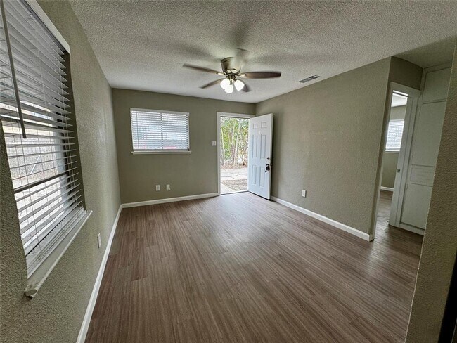 Foto del edificio - 202 W N Loop Blvd