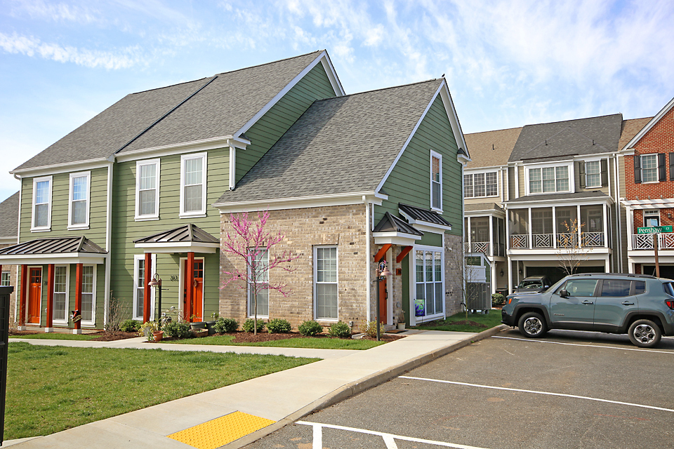 Foto principal - Light-Filled & Cozy Old Trail Townhome