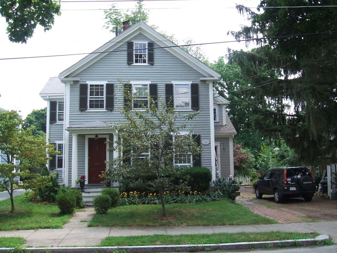 Front of house showing private entrance - 38 Sumner St