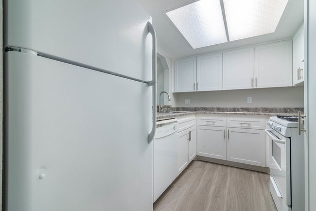 Building Photo - Sycamore Canyons