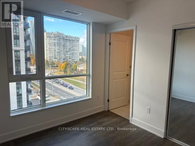 Photo du bâtiment - 204 Burnhamthorpe Rd E