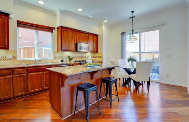 Building Photo - Gorgeous 4 Bed, 3 Bath in Brentwood with S...