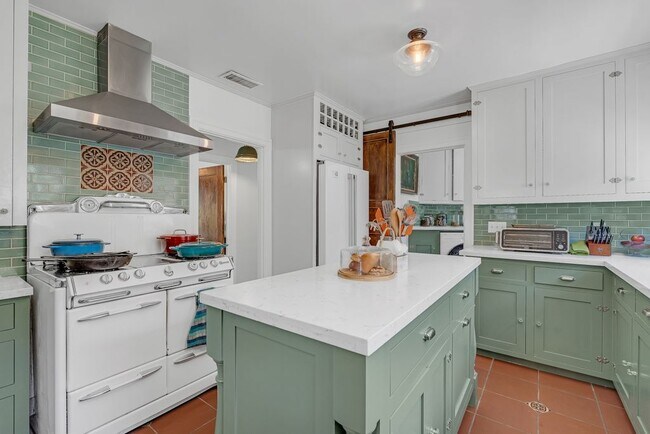Foto del edificio - 1053 N Mar Vista Ave