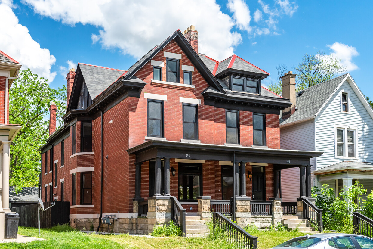 Urban living in the Old Oaks Historic District, only half a mile from Nationwide Children's Hospital and Olde Town East. - 598 S Ohio Ave