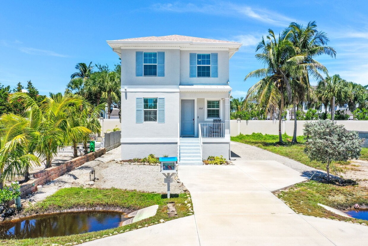 Primary Photo - Relaxation & Recreation Await in This Napl...