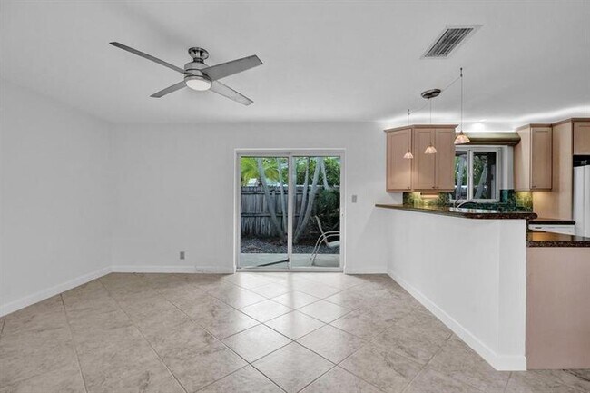 Building Photo - 1418 NE 56th Ct