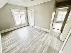 Building Photo - 908 W Bell Ave